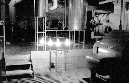 Cztery żarówki zasilane po raz pierwszy prądem z przemian jądrowych
