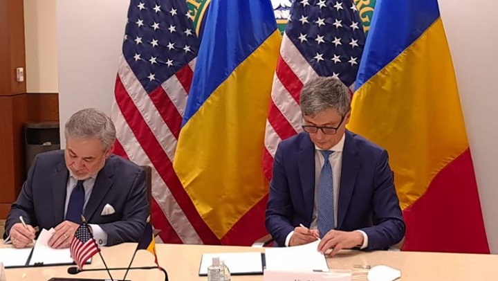 Podpisanie projektu umowy przez Brouillette i Popescu, fot. Rumuńskie Ministerstwo Gospodarki, Energii i Rozwoju Biznesu