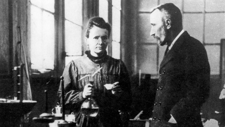 Maria i Piotr Curie, fot. AIP Emilio Segrè Visual Archives, Physics Today Collection, CC0, via Wikimedia Commons