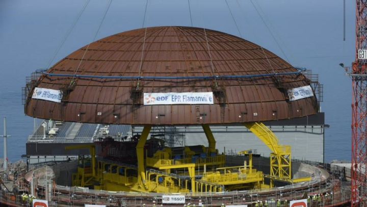 Montaż kopuły reaktora EPR w elektrowni Flamanville, fot. EDF
