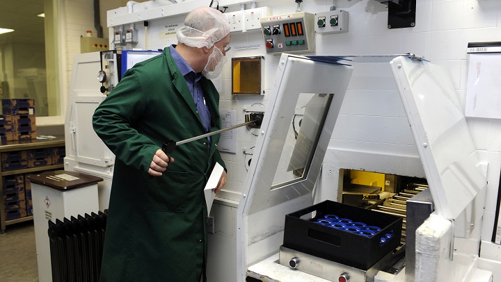 Pakowanie radiofarmaceutyków w szklane fiolki, fot. Dean Calma / IAEA (CC BY-SA 2.0)